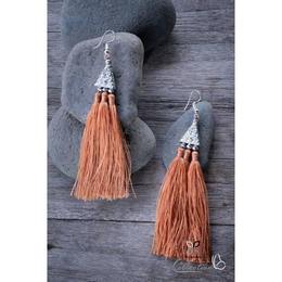 Ezüst háromszöges rojtos fülbevaló - barna